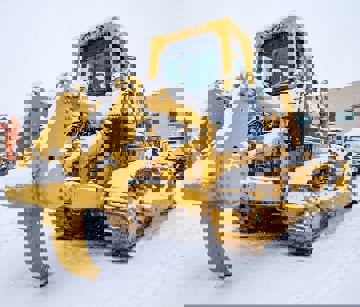 بلدوزرD155 در برف