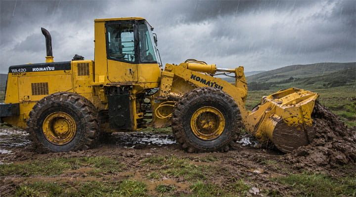کوماتسو 420 لودر در هوای بارانی