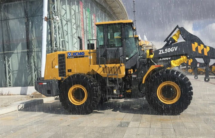 لودر XCMG ZL50 در هوای بارانی