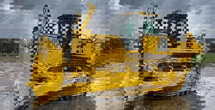 دستگاه بلدوزر D155 در هوای بارانی