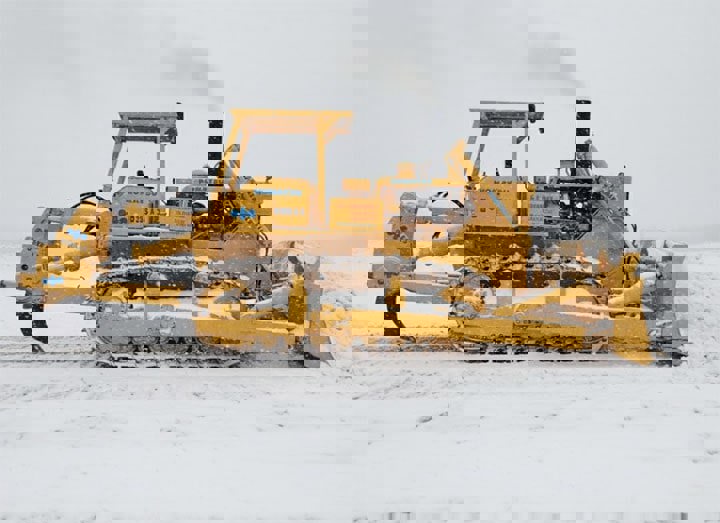 بلدوزر D355 در برف