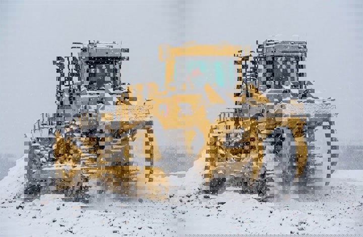 بلدوزر کاترپیلار D8 در برف از نمای پشت