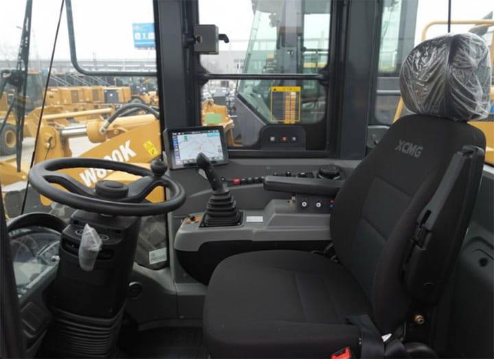 نمای داخلی کابین لودر XCMG ZL50