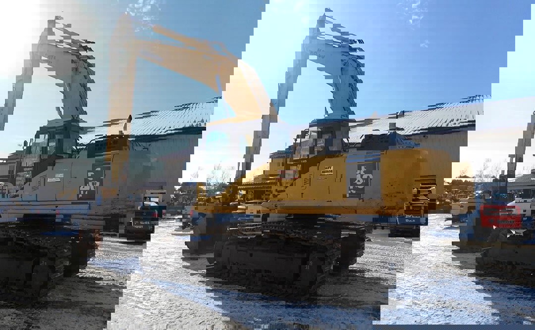 بیل مکانیکی PC400 از نمای پشت در هوای برفی