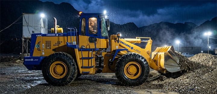 تیراژه zl50 لودر در کوهستان بارانی