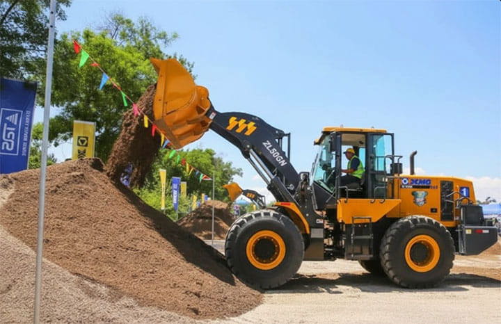 لودر ZL50 درحال کار
