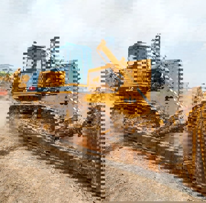 تصویری از دستگاه بلدوزر درحال کار