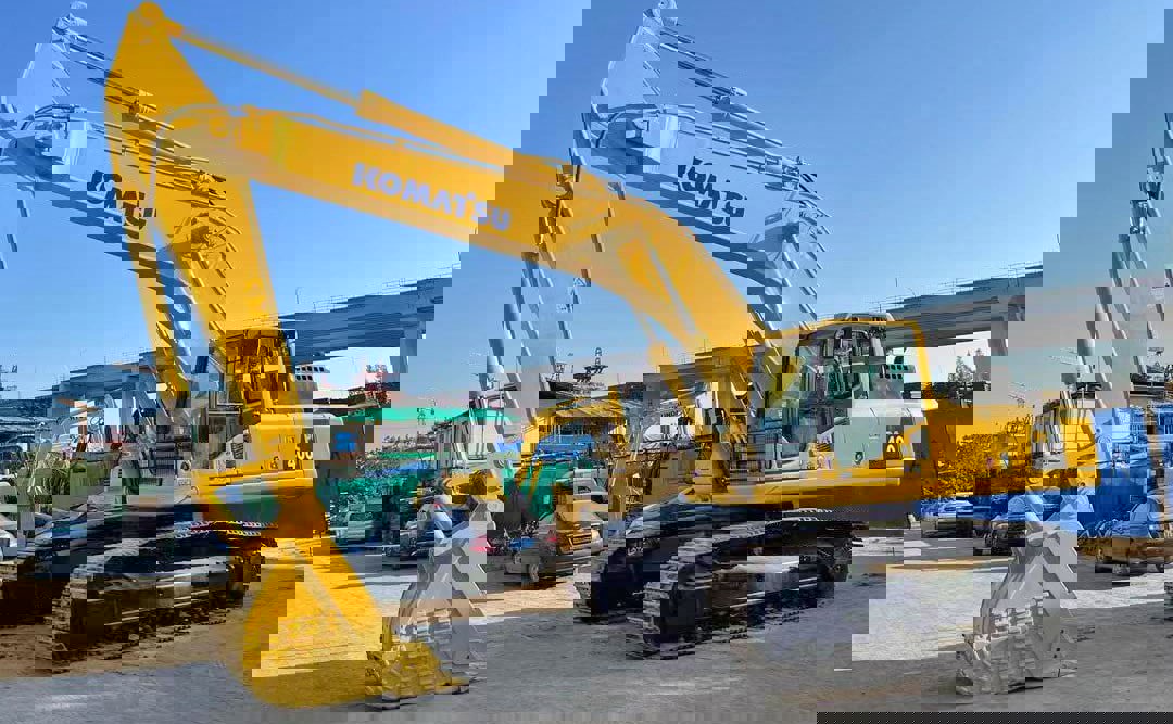 بیل مکانیکی کوماتسو PC400 در کارگاه