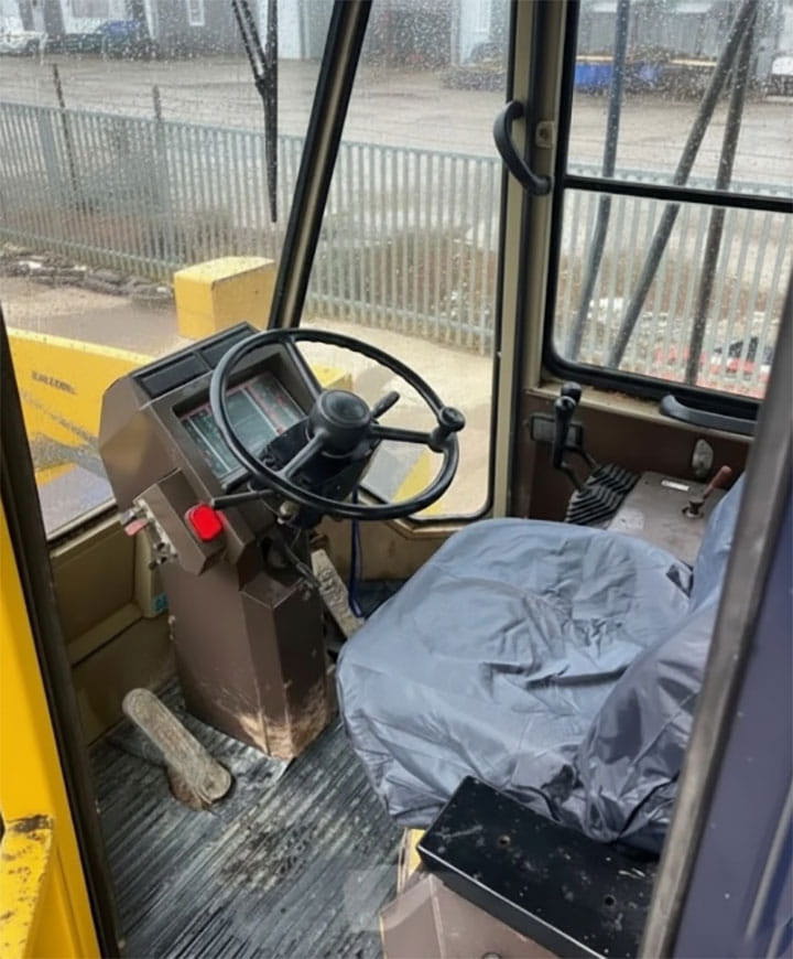 نمای داخلی کابین لودر کوماتسو WA600-1