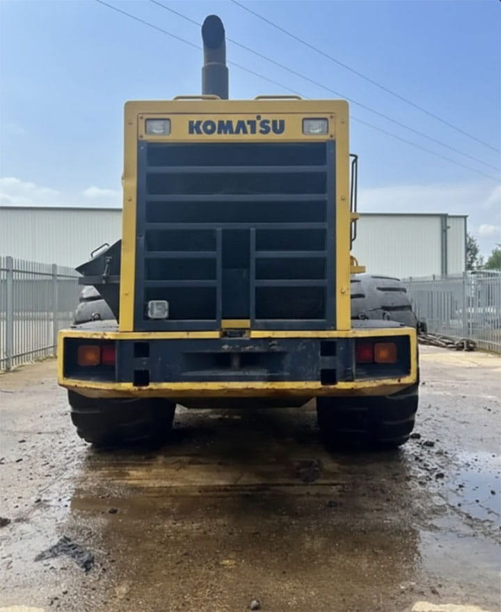 لودر کوماتسو 600-1 در هوای افتابی